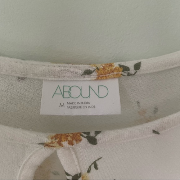 Cute floral t-shirt. brand “ABOUND”, too colour is white and yellow - Picture 2 of 3